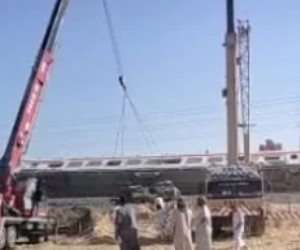 من قلب الحدث.. رفع عربات قطار مطروح بعد خروجها عن القضبان