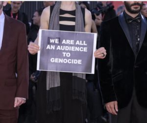 ضيوف مهرجان فينسيا يرفعون لافتة "نحن جميعا شهود على الإبادة جماعية دعما لغزة"