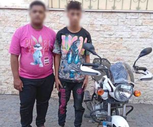 كشف ملابسات داول فيديو يتضمن قيام شخصين يستقلان دراجة نارية بالتعدى على أحد الصبية بالضرب كشف ملابسات داول فيديو يتضمن قيام شخصين يستقلان دراجة نارية بالتعدى على أحد الصبية بالضرب