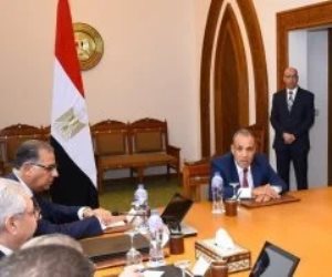 وزير الخارجية يجتمع بقيادات الوزارة لمتابعة تطوير العمل والأداء المؤسسي