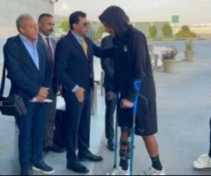 مرموش يظهر بالعكاز مع المنتخب بعد العودة للقاهرة (صور)