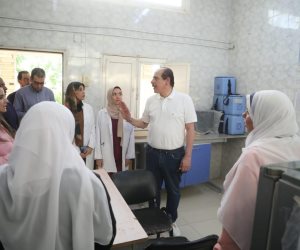 نائب وزير الصحة والسكان يتفقد وحدتي صحة ”55” ووحدة صحة "الأسرة المنيرة" في الخارجة 
