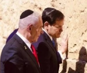 وزير خارجية أمريكا يؤدى طقوسا يهودية بصحبة نتنياهو على حائط البراق.. فيديو