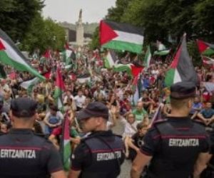 احتجاجًا على مشاركة فريق إسرائيل .. مظاهرة مؤيدة لفلسطين توقف سباق دراجات بإسبانيا