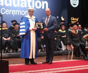 جامعة زويل تكرم «بيت الزكاة والصدقات» لدعمه المِنَح التعليمية 