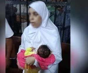 فى أولى جلسات محاكمتها.. المتهمة بقتل زوجها وأطفاله الـ6 بالمنيا تحمل صغيرها 