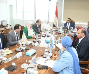 وزير الإسكان يتابع اشتراطات وضوابط الإعلانات على الطرق والمحاور