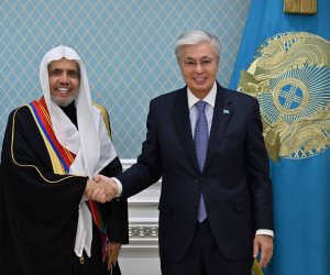 قلّده أعلى أوسمة الجمهورية.. الرئيس الكازاخستاني يستقبل الأمين العام لرابطة العالم الإسلامي