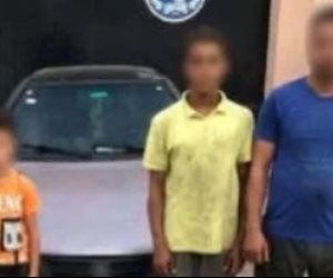 طفل يقود سيارة وطفلان أعلى السقف.. والداخلية تتحرك