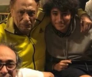 بعد غيابه عن الظهور .. الكاتب أكرم السعدنى ينشر صورة جديدة مع عادل إمام