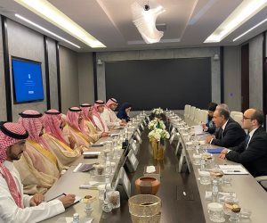  وزير الخارجية يلتقي وزير الصناعة السعودي