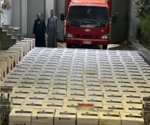 ضبط شخصين بحوزتهما أكثر من 107 آلاف عبوة سجائر بقصد بيعها بالسوق السوداء