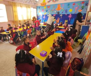رجعوا التلامذة.. انتظام الدراسة بمدارس شمال سيناء ووكيل التعليم يوزع 1200 شنطة على طلاب وسط سيناء 