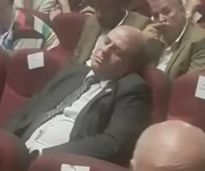 أول يوم دراسة.. تداول صورة لوكيل تعليم قنا نائم خلال ندوة.. والأخير يرد : التقطت قبل وصول محافظ قنا إلي الندوة 