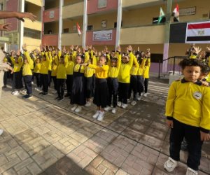 الجرس يدق فى مدارس الجيزة.. التلاميذ يؤدون النشيد الوطني بحماس.. ألوان البهجة تزين الفصول