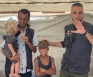 في استجابة فورية .. رعاية عاجلة لطفل غزة الذي حمل شقيقه تحت القصف.. فيديو