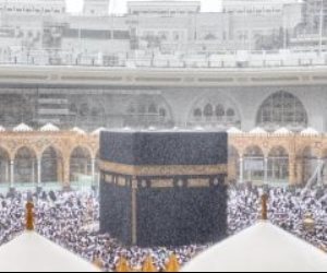 مشهد بديع التقطته الكاميرات.. سقوط أمطار على المسجد الحرام (صور)