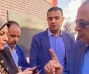 بنشترى عيش.. محافظ بور سعيد يفاجأ بطالبتين خارج المدرسة ويحيل المديرة للنيابة