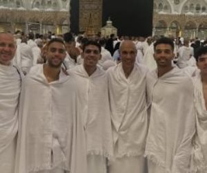 لاعبو بيراميدز يؤدون مناسك العمرة قبل العودة للقاهرة.. صور