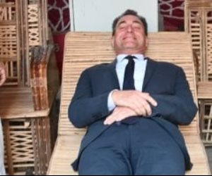 السفير الفرنسى يتفقد الأماكن الآثرية برشيد ويستلقى على سرير من الجريد