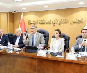 محافظ الجيزة لرؤساء الأحياء والمراكز: "اللي مش قادر يبذل أقصى جهد في العمل يتفضل ويسيب مكانه"