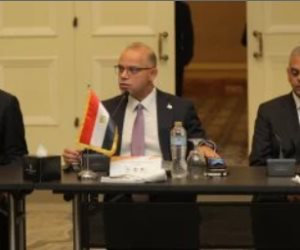 رئيس الرقابة المالية يستعرض مع رؤساء التحرير تطوير القطاع المالي غير المصرفي