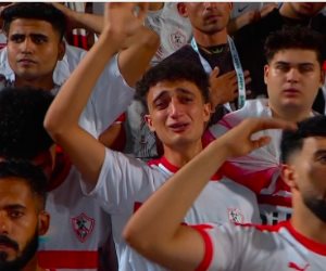مشجع زملكاوى يخطف الأنظار بالبكاء فى المدرجات بعد الخسارة من الأهلى