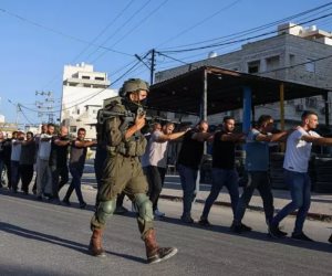 246 من حصار طولكرم .. حملة مداهمات لعشرات المنازل بالضفة والاحتلال يعتقل عشرات الفلسطينيين 