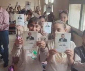 كشفتها صفحات الفيس بوك ..استبعاد مدير مدرسة بالمنوفية بعد توزيع كراسات عليها صورة مرشح محتمل بالبرلمان