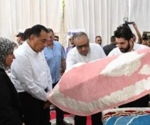رئيس الوزراء يتفقد معرض صناعات الحرف اليدوية والتراثية بقرية شما بأشمون