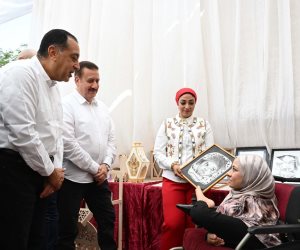 رسوماتك جميلة.. حوار ودى بين رئيس الوزراء وفتاة من ذوى الهمم بالمنوفية