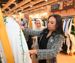 وزيرة التضامن تتفقد جناح صندوق "دعم الصناعات الريفية والبيئية" المشارك في معرض "تراثنا"