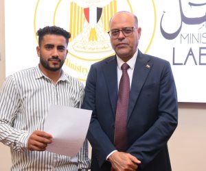بالصور ..وزير العمل يُسلم عقود عمل للمتقدمين على فرص عمل في مجال الزراعة بالأردن