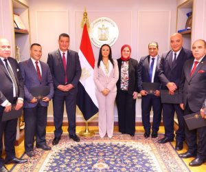 وزيرة التضامن تكرم اللجنة العليا لمتابعة الشكاوى والطلبات والخدمات بالوزارة