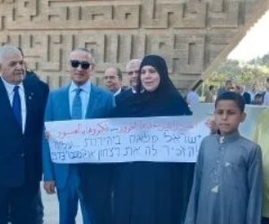 سيدة تلقى قصيدة أمام قبر السادات : إسرائيل خدها الغرور .. فكروها بالعبور.. فيديو