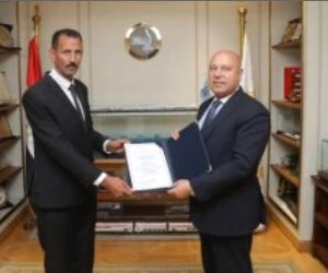 سائق أوتوبيس يعيد شنطة بها أكثر من مليون جنيه لأجنبيتين ويرفض المكافاة المالية