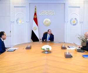 الرئيس السيسي يتابع انتظام العام الدراسي ويوجه بصرف 1000جنيه حافز تدريس" شهرياً للمعلمين 