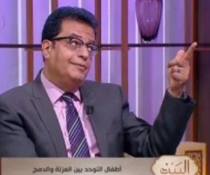 لو طفلك عنده توحد.. أستاذ طب سلوكي يوضح تأثير الاضطرابات الحسية عليه