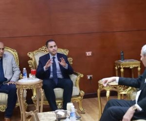 نائب وزير الصحة يبحث مع محافظ الغربية تطوير المنظومة الصحية وتوصيل الأدوية لمرضى الـتأمين الصحي بالمنازل (صور) 