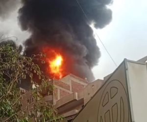 قطع التيار الكهربائى عن موقع حريق مخزن الحرفيين لإسراع عمليات الإطفاء