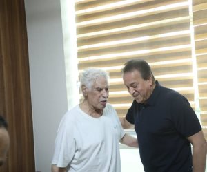 بتكليف من الرئيس السيسي.. وزير الصحة يزور الكابتن حسن شحاتة للاطمئنان على حالته الصحية