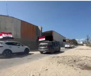 “الانتصار الإنساني.. المصريون يعبرون إلى غزة بشاحنات الرحمة وقلوب الشهداء”.. فيديو