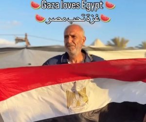 غزة تحب مصر.. فلسطينيون يرفعون الأعلام المصرية ويغنون «يا دنيا سامعاني» (فيديو)