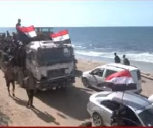 الأعلام المصرية تزين قوافل العائدين إلى شمال قطاع غزة (فيديو)