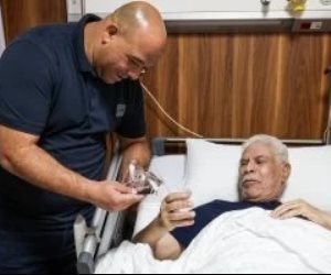 وليد صلاح الدين ولاعبو الأهلي يزورون حسن شحاتة فى المستشفى.. صور