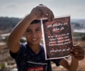 مسيرات تلقى منشورات على الفلسطينيين خارج سجن عوفر كُتب عليها :  نراقبكم فى كل مكان