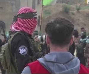 وسائل إعلام إسرائيلية عن حالة الرهائن المفرج عنهم : حالتهم جيدة
