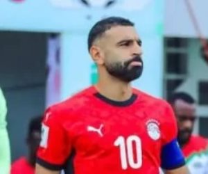 محمد صلاح يداعب البراعم خلال مباراة المنتخب الوطنى وغينيا بيساو.. فيديو