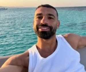 محمد صلاح يستجم على البحر بعد التأهل لكأس العالم.. صور