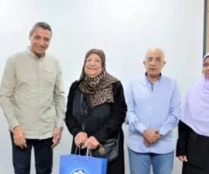 محافظ السويس يسلم شهادات محو الأمية لـ4 دارسين أعمارهم 97 و85 و80 و66 عاما
